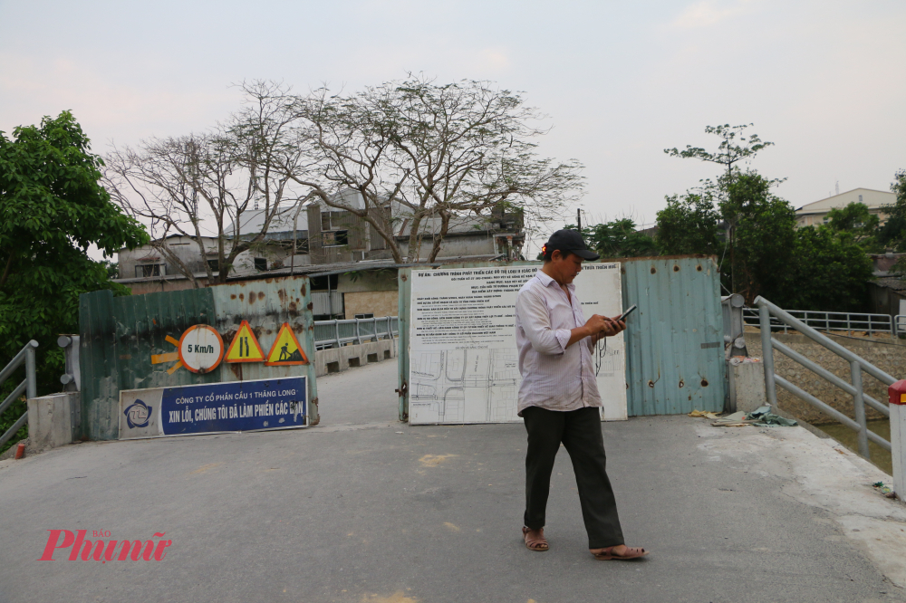 Trong chiều 23/4 có mặt tại cầu Vạn Xuân đã được thi công hoàn thiện các hạng mục, tuyến đường dẫn tại đường Phạm Thị Liên dẫn lên cầu đã thi công hoàn thành, nhưng đường dẫn đầu cầu giáp với tuyến đường sắt Bắc - Nam thuộc phường Phú Xuân đang còn đào bới ngổn ngang