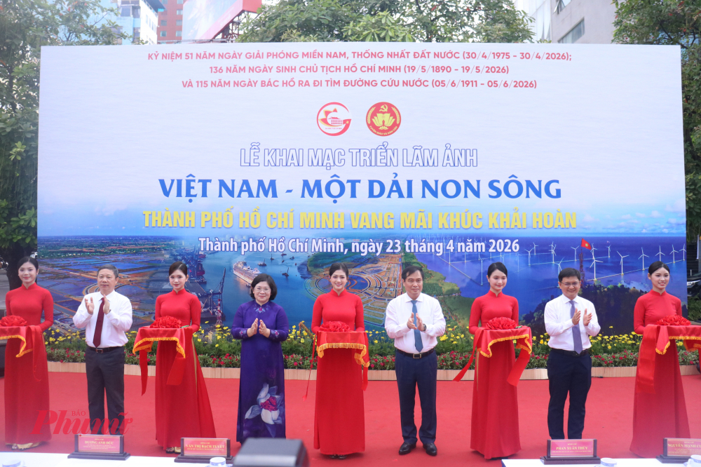 Các đại biểu thực hiện nghi thức cắt băng, chính thức khai mạc triển lãm