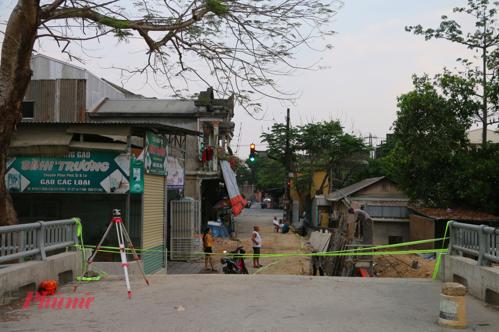 Trước đây mỗi bà con đều nhiều lần đi qua về cầu Vạn Xuân cũ để đưa đón con đi học. Nay cầu Vạn Xuân mới làm xong nhưng đường dẫn chưa hoàn thiện, chưa thể đi lại được nên chúng tôi phải chạy đường vòng rất bất tiện. 