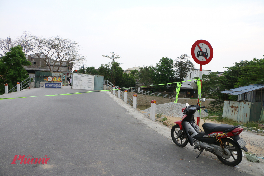 Còn chị Diễm Xuân, một người dân khác ở phường Kim Long tha thiết: “Mong chủ đầu tư, cơ quan chức trách đẩy mạnh tiến độ, chứ cây cầu không lớn mà thi công quá lâu khiến người dân chúng tôi đi lại rất bất tiện'.