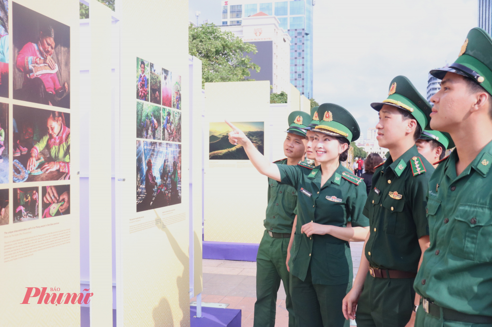 Đến tham dự triển lãm còn có sự xuất hiện của các chiến sĩ hải quân và bộ đội biên phòng
