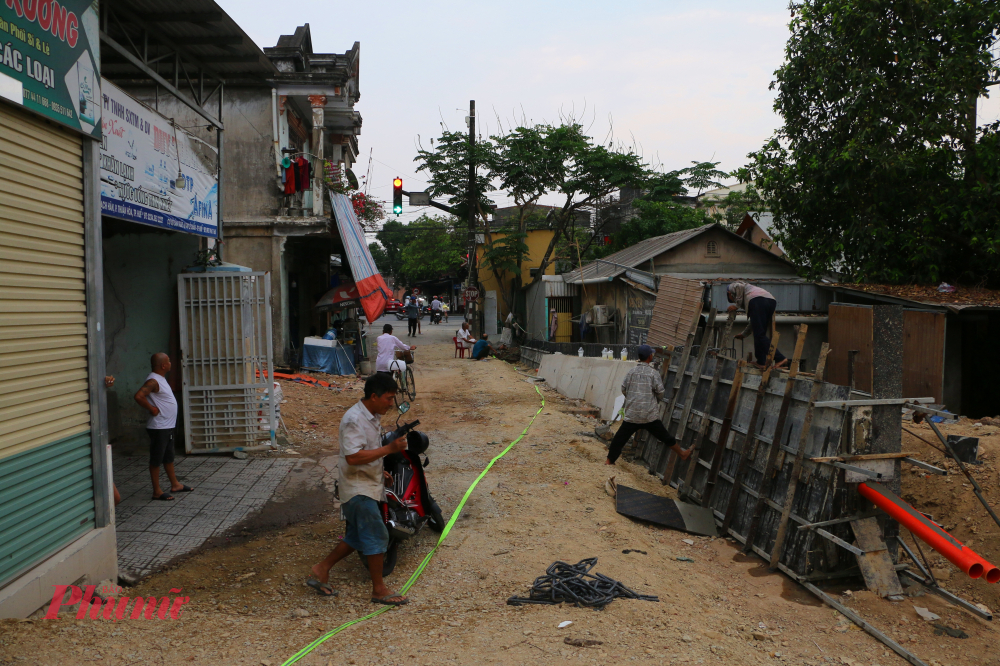 Vướng mắc mặt bằng dẫn đến đường dẫn vào cầu thuộc phường Phú Xuân chưa thể làm được, UBND phường Phú Xuân đã nhiều lần phối hợp với Ban Quản lý dự án đô thị xanh và các đơn vị phụ trách giải phóng mặt bằng để tiến hành đối thoại, tuyên truyền, vận động các hộ dân sớm bàn giao mặt bằng. Hiện có 4 hộ đã đồng thuận, còn 1 hộ chưa chấp nhận phương án giải phóng mặt bằng