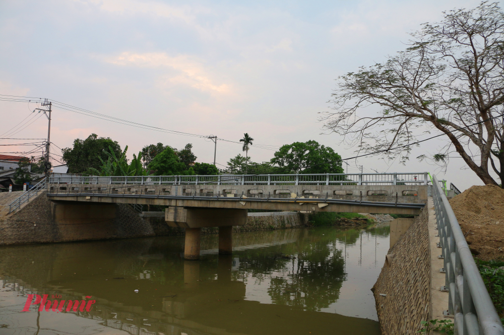 Người dân địa phương cho biết trước đây cầu Vạn Xuân cũ nhỏ hẹp, xuống cấp nên xe ô tô và các phương tiện có tải trọng lớn không thể lưu thông qua cầu. 