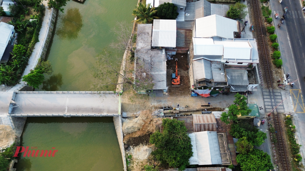 Qua tìm hiểu phóng viên được biết, để tăng cường đảm bảo an toàn giao thông tại khu vực cầu Vạn Xuân, dự án Chương trình phát triển các đô thị loại II (dự án đô thị xanh) ở tỉnh Thừa Thiên Huế (nay là TP Huế) đã triển khai thực hiện gói thầu số 37 với nhiều hạng mục, trong đó có thi công xây dựng cầu Vạn Xuân mới.