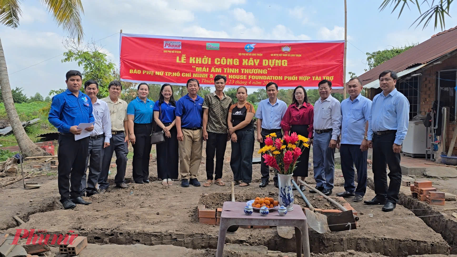 Đại diện Báo Phụ nữ TPHCM cùng địa phương 