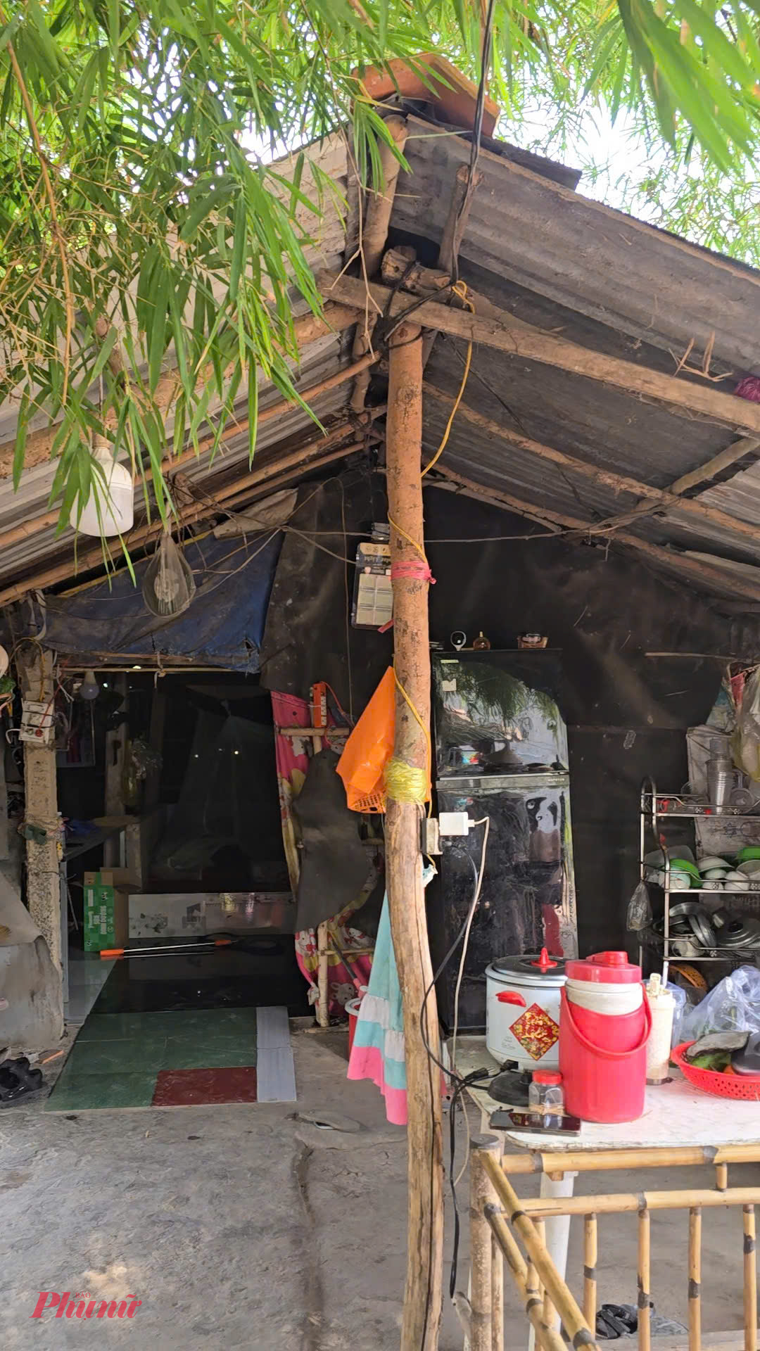 Căn nhà cũ của gia đình chị Huỳnh Như được dựng tạm bợ 