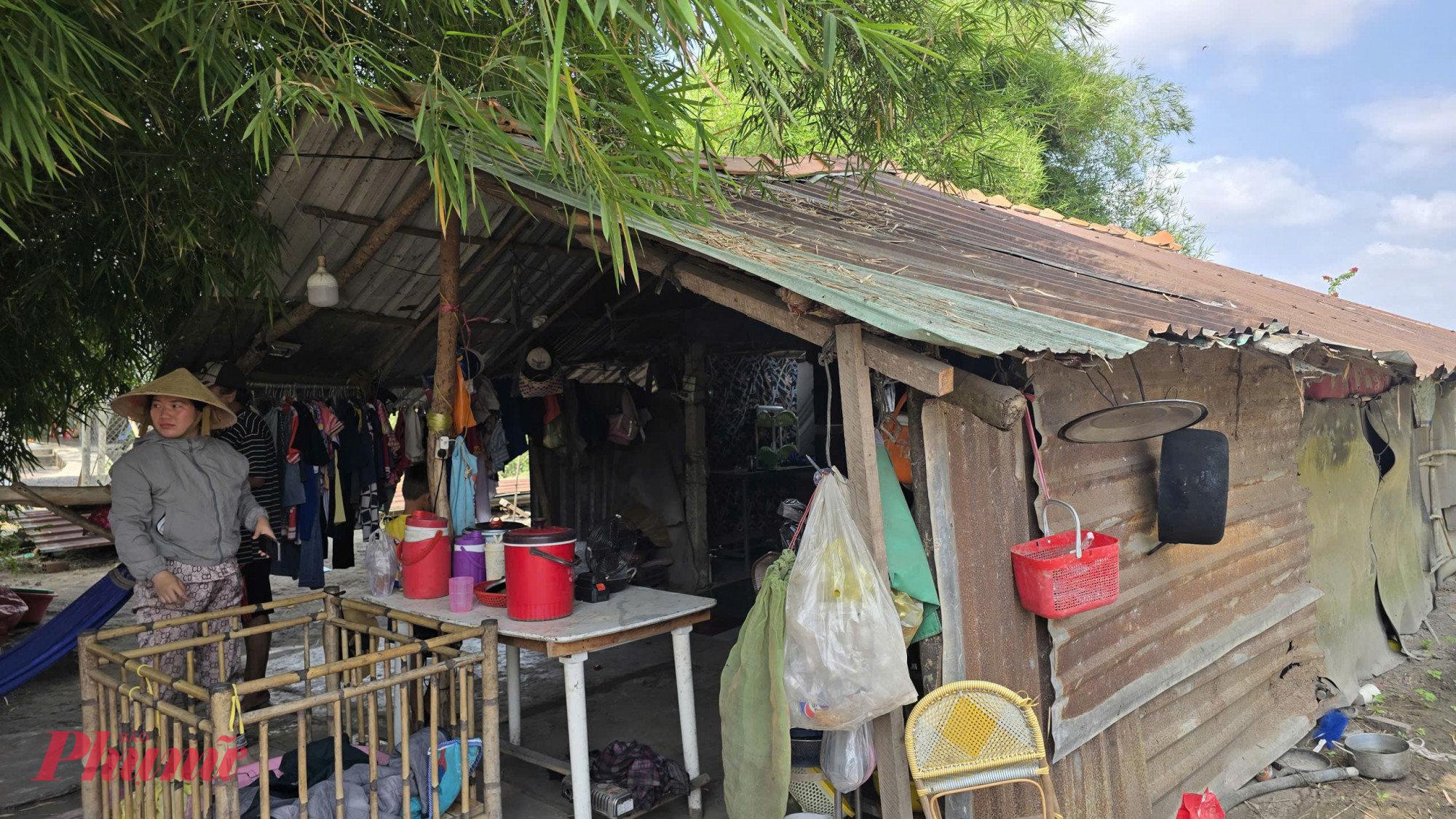 Không gian nhà chật hẹp, nhiều không gian sinh hoạt, bếp nấu ăn được dựng tạm bên ngoa2o 