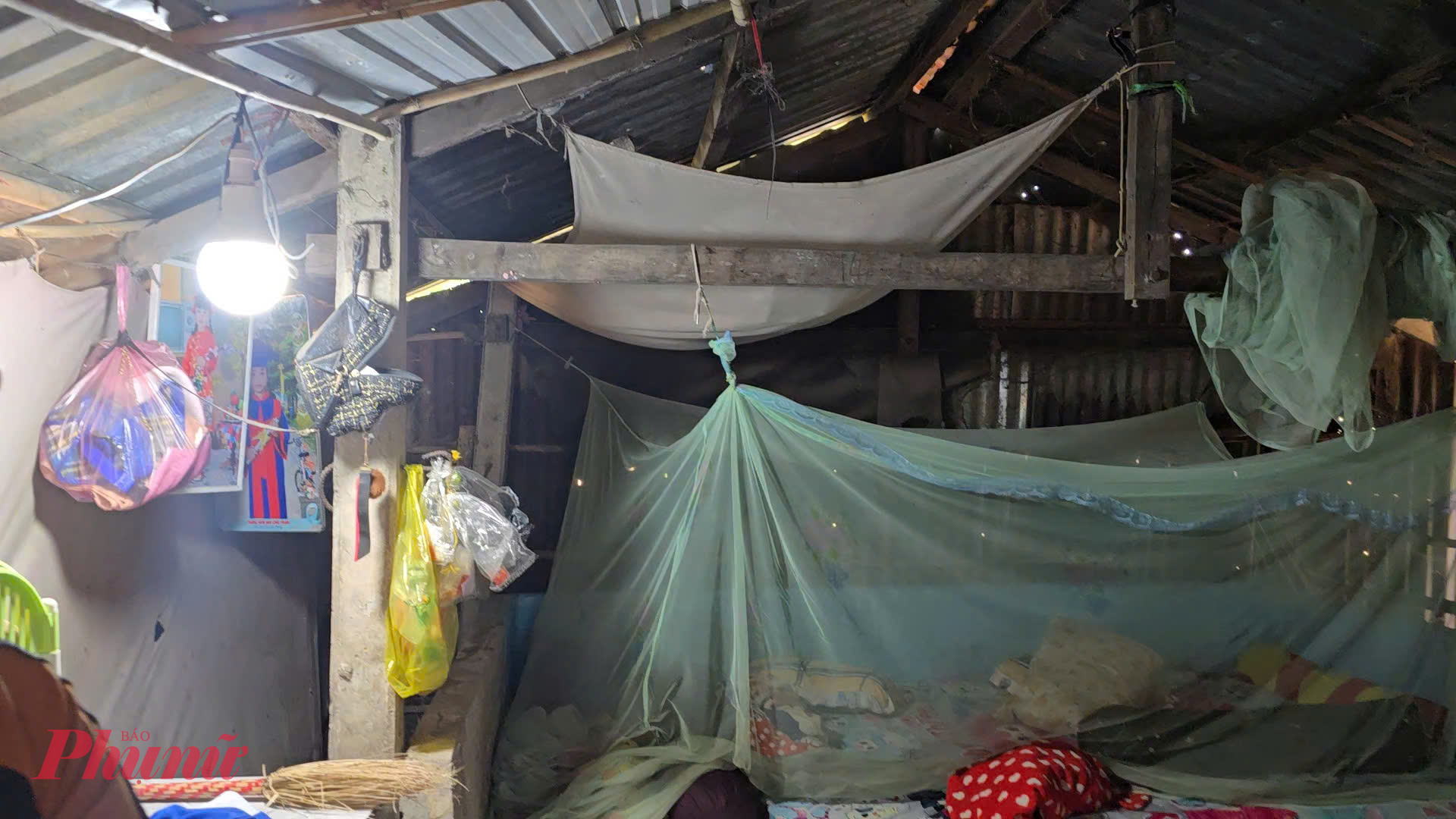 Không gian chính của căn nhà là nơi đặt chiếc giường nhỏ, 