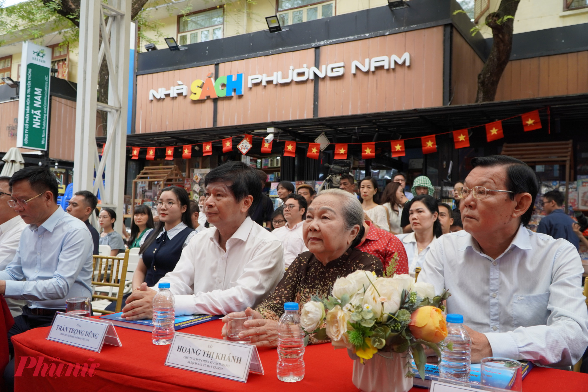 Các đại biểu, khách mời, trong đó có cựu tù Côn Đảo và đại diện nhiều cơ quan, đơn vị, tham dự buổi ra mắt tủ sách “Huyền thoại Côn Đảo