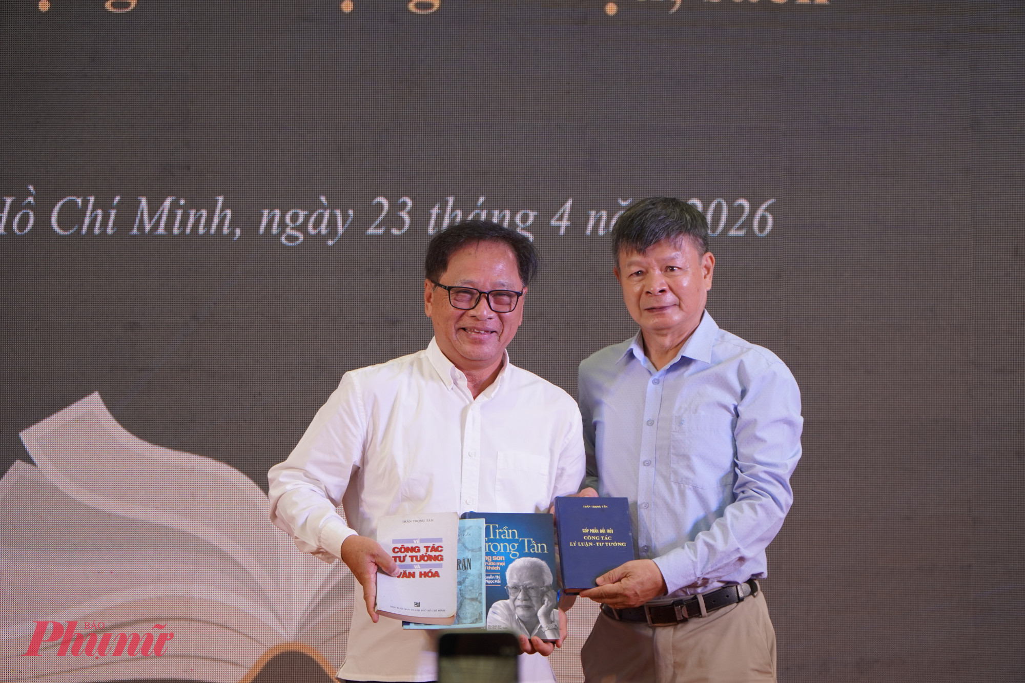 Ông Lê Hoàng – Giám đốc Công ty Đường Sách TP.HCM đại diện tiếp nhận sách từ gia đình ông Trần Trọng Tân (nguyên Ủy viên Trung ương Đảng, nguyên Trưởng ban Tư tưởng – Văn hóa Trung ương, nguyên Phó Bí thư Thành ủy TP.HCM).