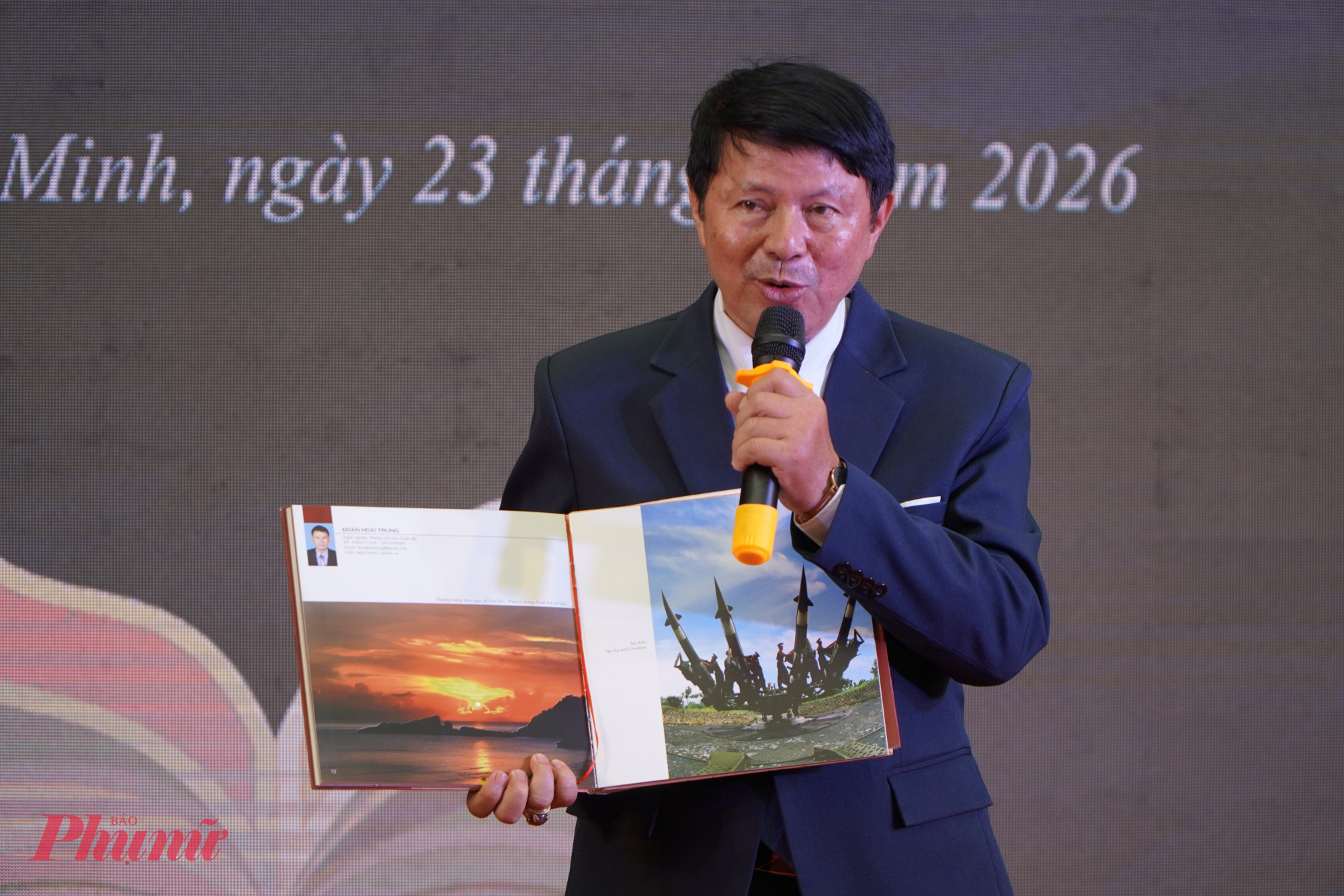 Đại tá, nghệ sĩ nhiếp ảnh Đoàn Hoài Trung – Chủ tịch Hội Nhiếp ảnh TP.HCM trao tặng sách ảnh cho tủ sách.