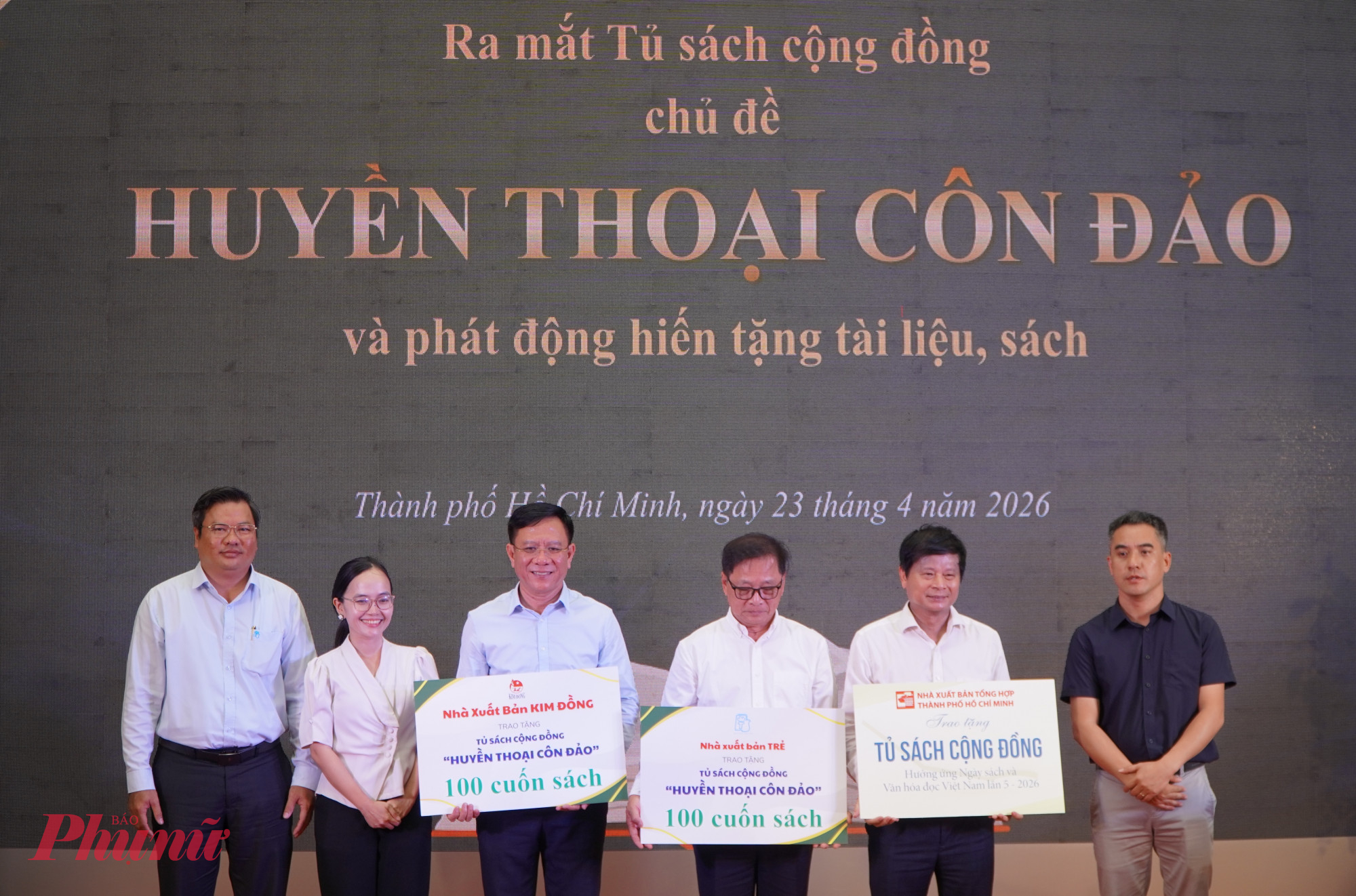 Đại diện Ban Tổ chức tiếp nhận sách, tài liệu do các nhà xuất bản đóng góp.