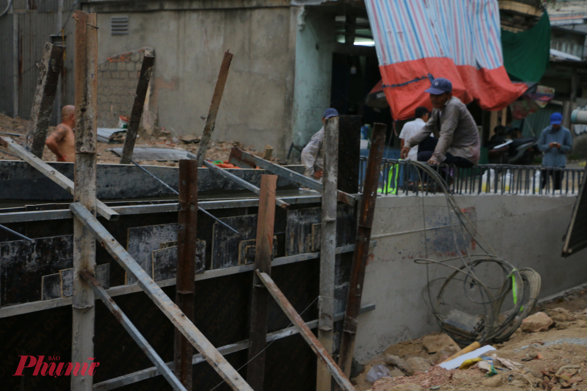 Phương án bố trí khu vực tái định cư cho các hộ bị ảnh hưởng được điều chỉnh từ phường Hương An sang phường Kim Long. Ngày 10/4, Sở Nông nghiệp và Môi trường đã có văn bản đề xuất UBND TP. Huế sớm thống nhất chủ trương điều chuyển, bổ sung mục tiêu đầu tư dự án hạ tầng kỹ thuật tổ 6 khu vực 3 phường Kim Long để bố trí tái định cư cho các hộ bị ảnh hưởng, tạo cơ sở giải quyết dứt điểm vướng mắc mặt bằng.