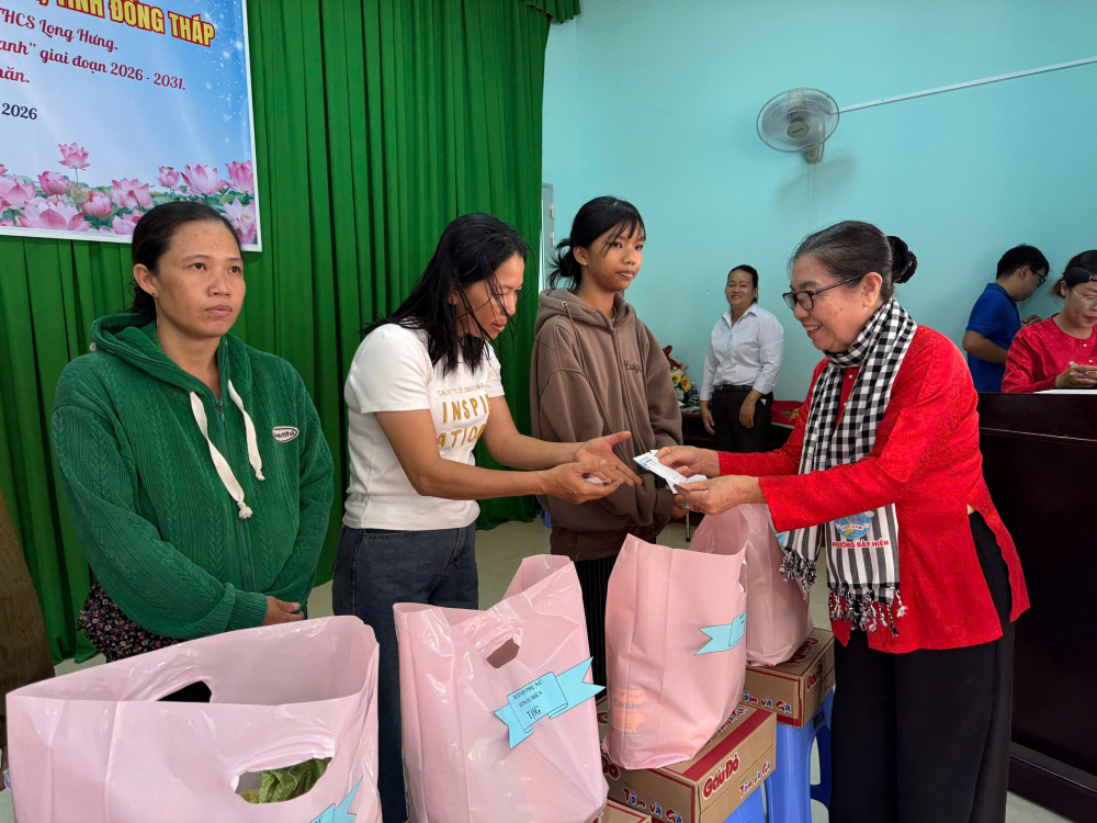 Những phần quà yêu thương được trao đến những phụ nữ khó khăn.