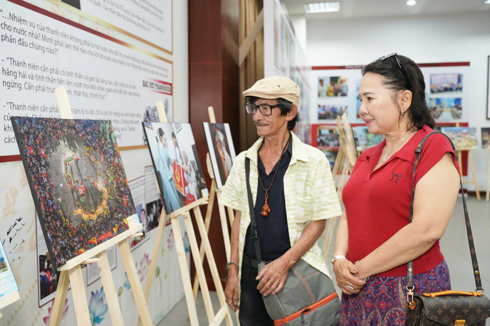 Những tác giả gửi ảnh dự thi đến tham dự buổi lễ trao giải và tham quan  triển lãm ảnh. 