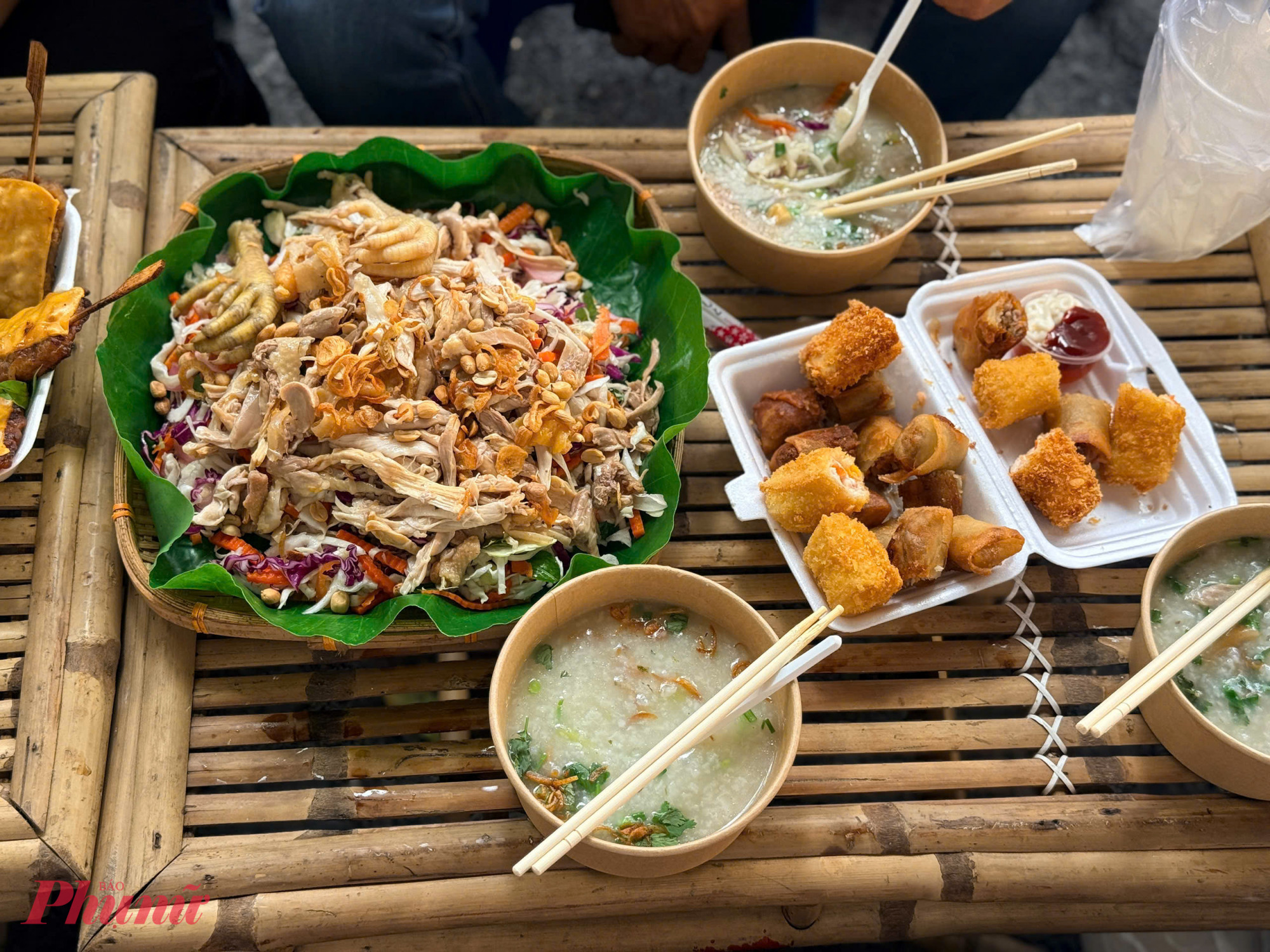 Một phần cháo gà, gỏi gà đa cựa (6-9 cựa) có giá từ 90.000 đồng/phần 1 người ăn, 2 người ăn khoảng 150.000 đồng/phần.