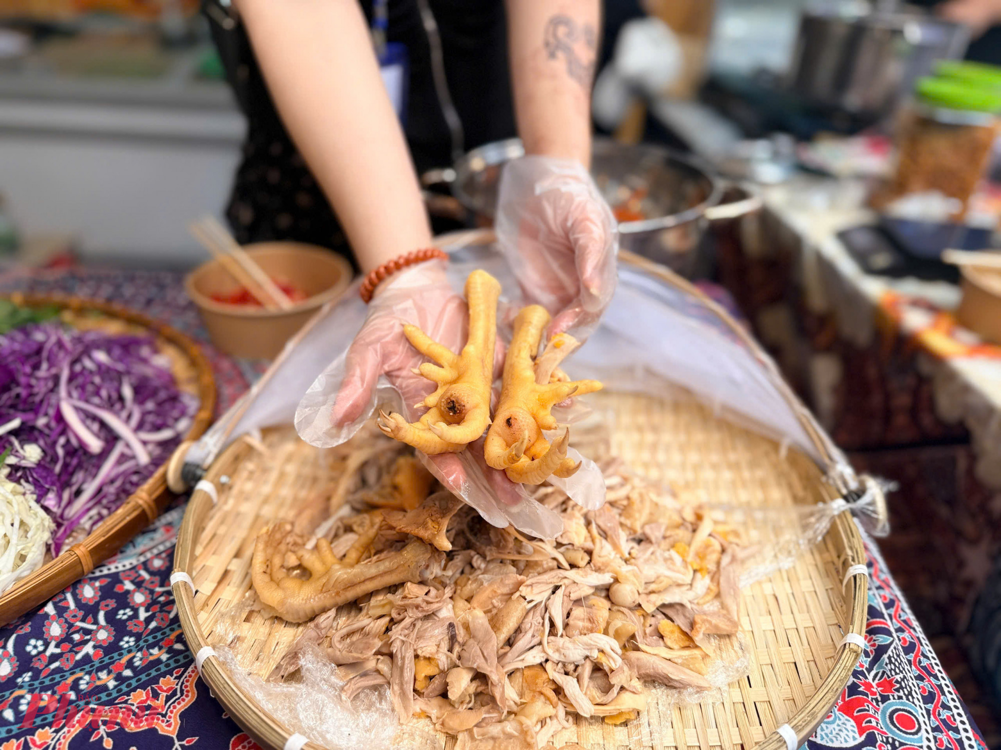 Khách hàng đến gian hàng sẽ được xem gà chín cựa ngoài đời thực. Ảnh: Q.T