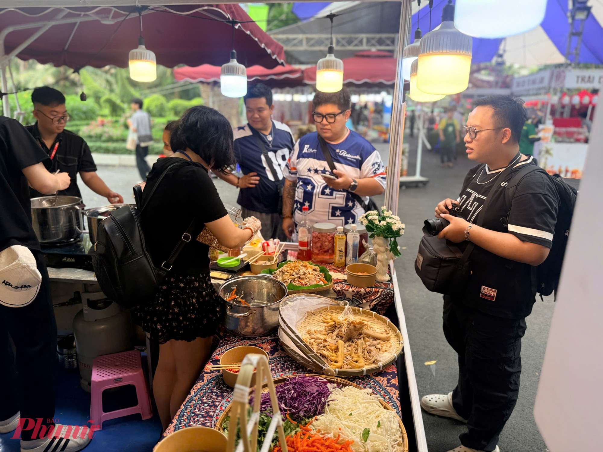 Thực khách trải nghiệm món gà đa cựa tại Lễ hội sắc màu văn hoá trong Thảo Cầm Viên. Ảnh: Q.T