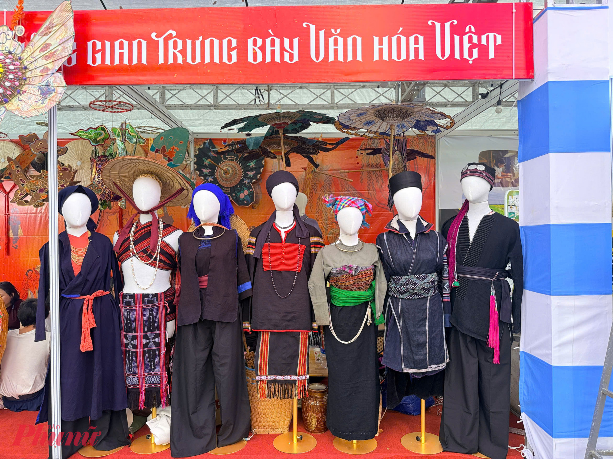 Gian hàng Việt phục thu hút khách tham quan, tìm hiểu nhiều khách thích thú trước các bộ trang phục của đồng bào thiểu số được may thủ công. Được biệt, 9g sáng thứ 7, ngày 25/4 có hoạt động diễu hành Việt phục bên trong Thảo Cầm Viên. Ảnh: Q.T