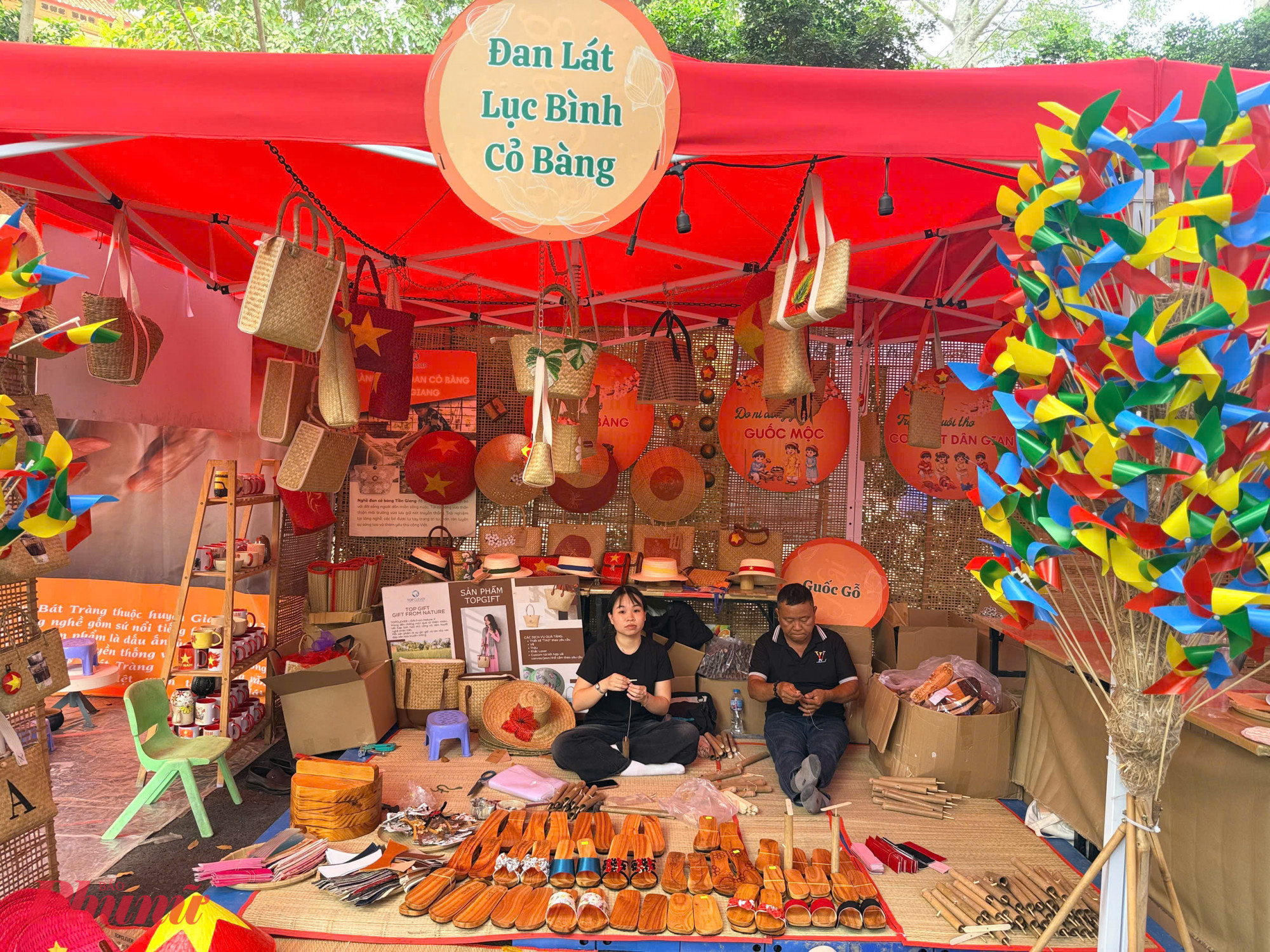 Khu vực đan lát các sản phẩm thủ công bằng lục bình được bày trí bắt mắt tại Lễ hội. Ảnh: Q.T