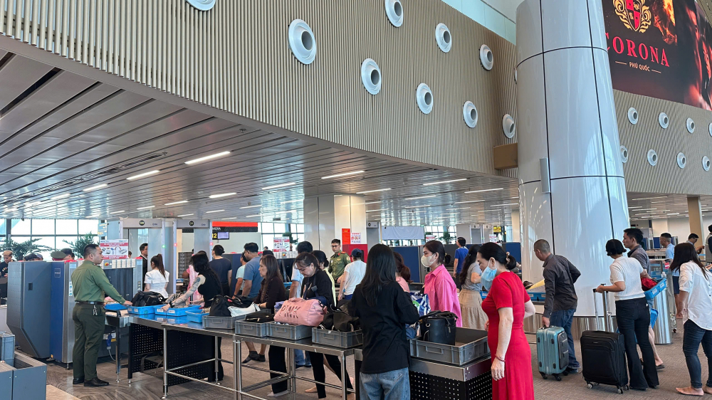 Khách làm thủ tục hàng không tại nhà ga T3, Cảng HKQT Tân Sơn Nhất sáng 24/4. ẢNH: TSN