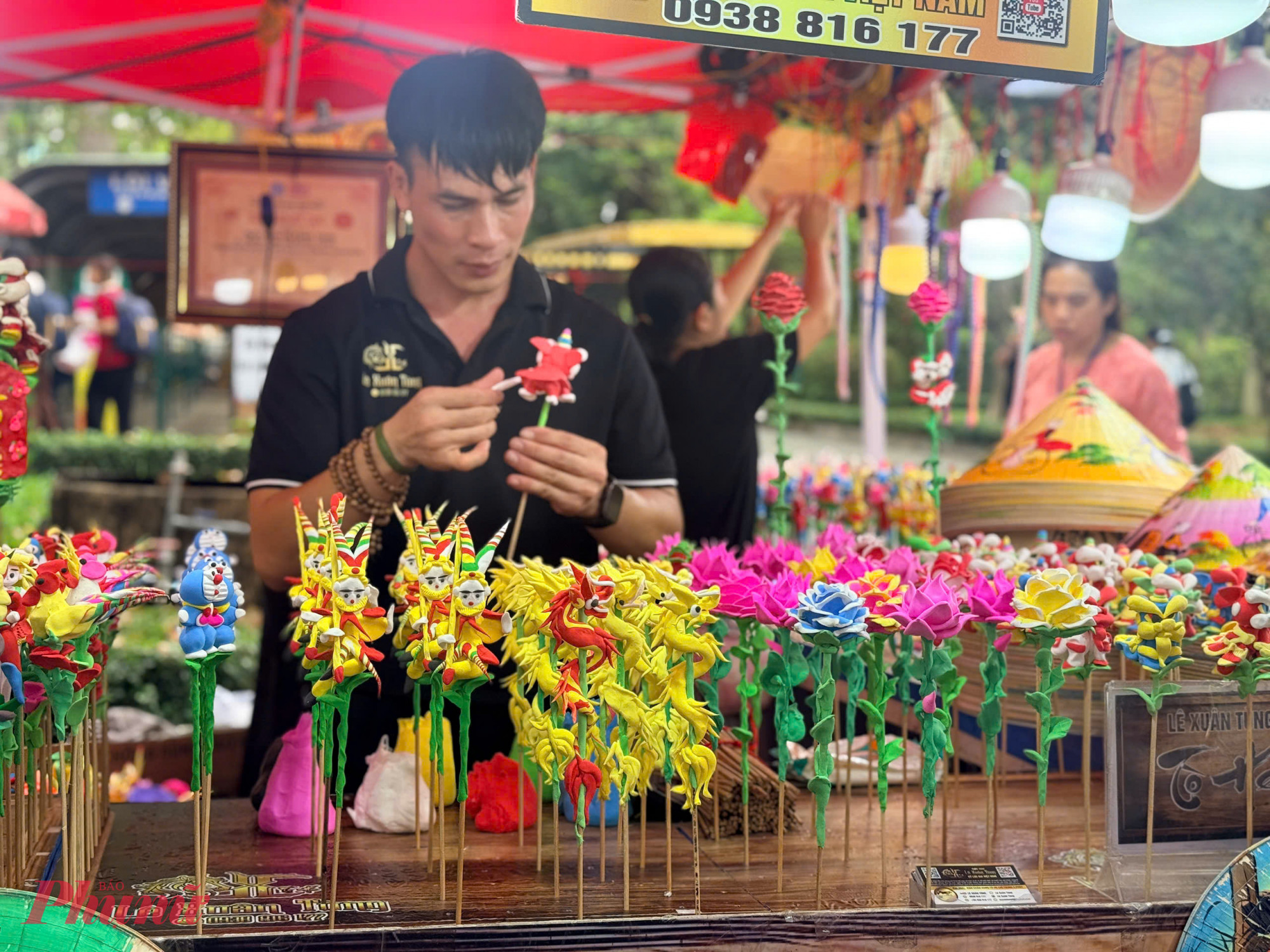 Các quầy làm đồ thủ công truyền thống như tò he thu hút khách, nhất là khách hàng nhí khi tại Thảo Cầm Viên. Ảnh: Q.T