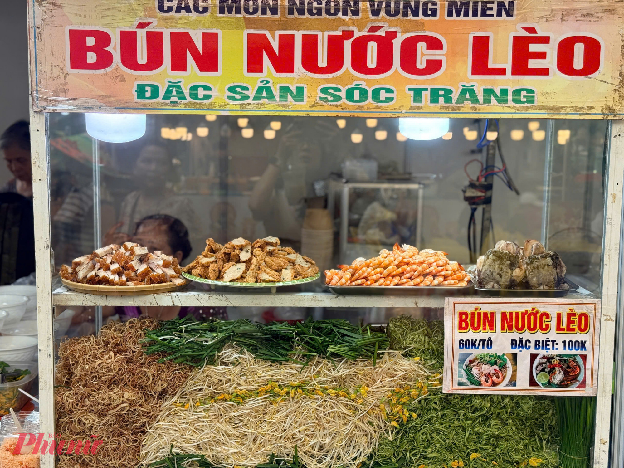 Lễ hội còn quy tụ nhiều gian hàng ẩm thực miền Nam như hủ tiếu Mỹ Tho, bún nước lèo Sóc Trăng, bánh xèo...Ảnh: Q.T