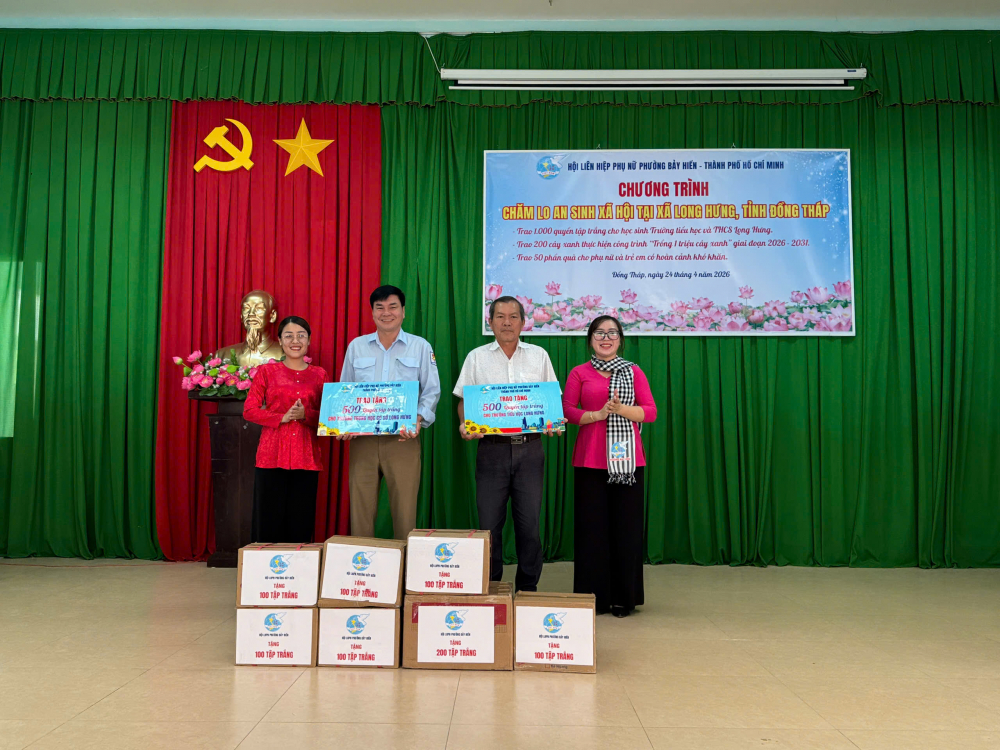Hội LHPN phường Bảy Hiền trao 500 quyển sách đến hai trường trên địa bàn xã Long Hưng.