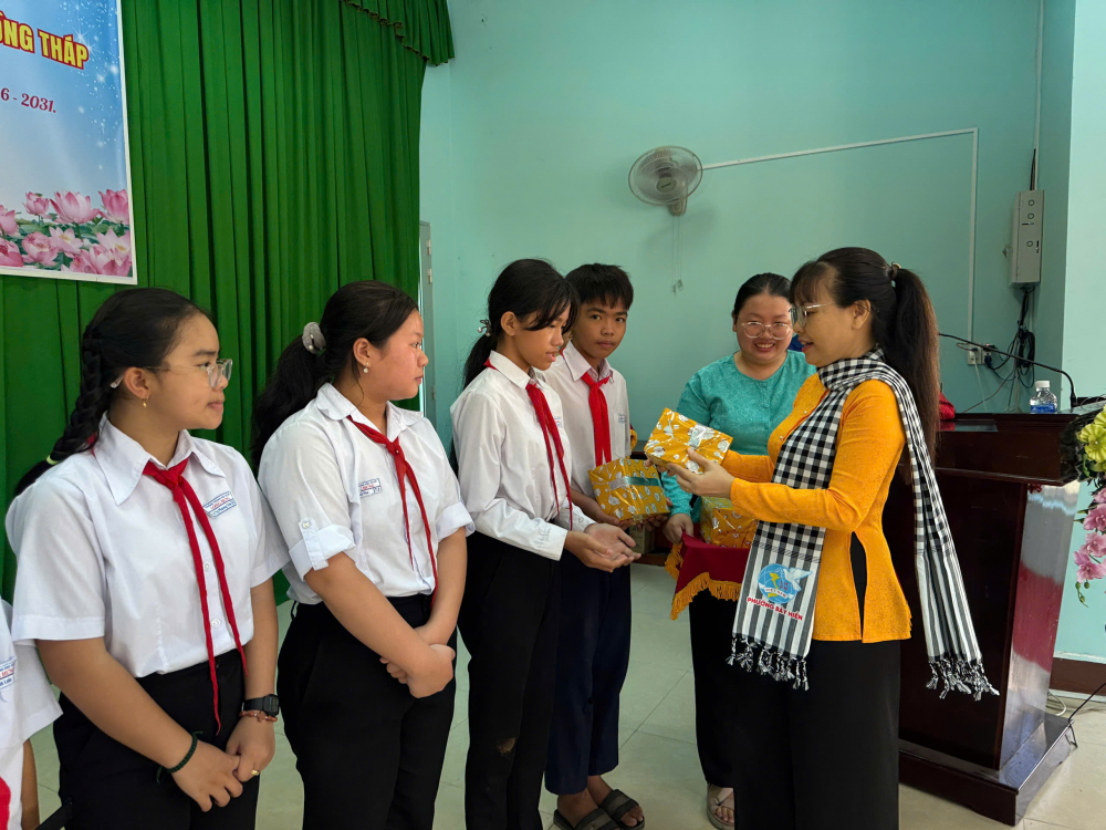 Bùi Thị Hải Hà - Chủ tịch Ủy ban MTTQ Việt Nam phường Bảy Hiền trao quà đến các em học sinh
