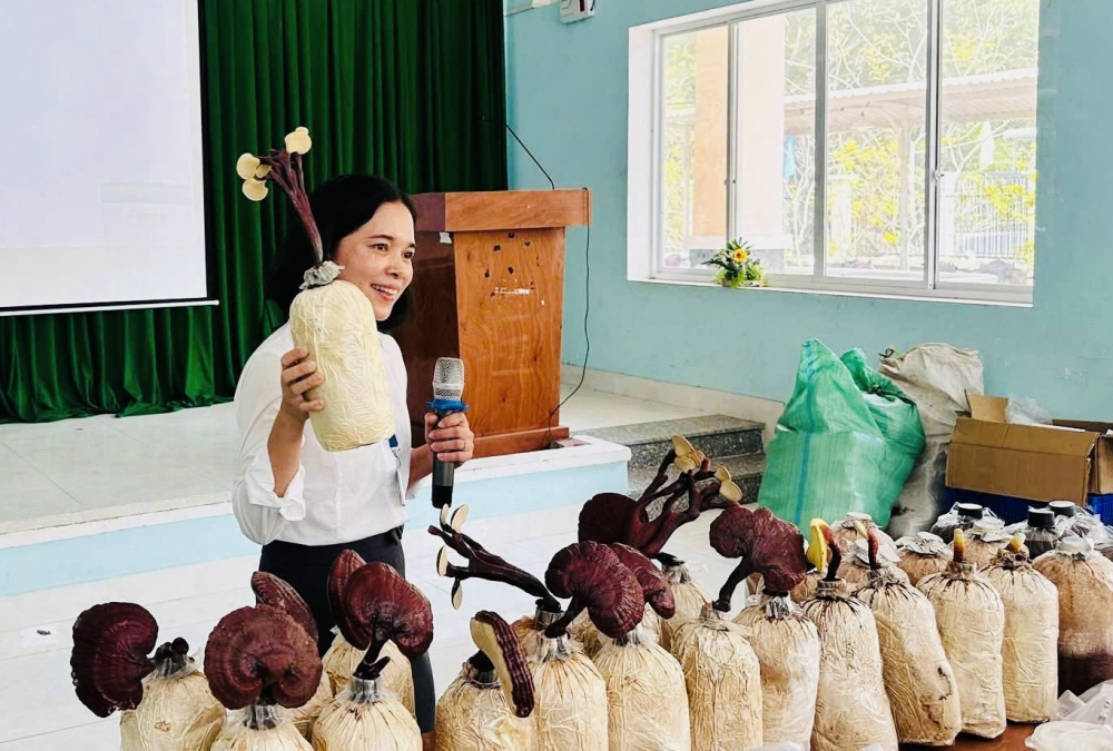 Cô Nguyễn Thị Tâm - Giảng viên Trung tâm Giáo dục nghề nghiệp Nông nghiệp Công nghệ cao TPHCM - hướng dẫn học viên cách trồng nấm công nghệ cao. 