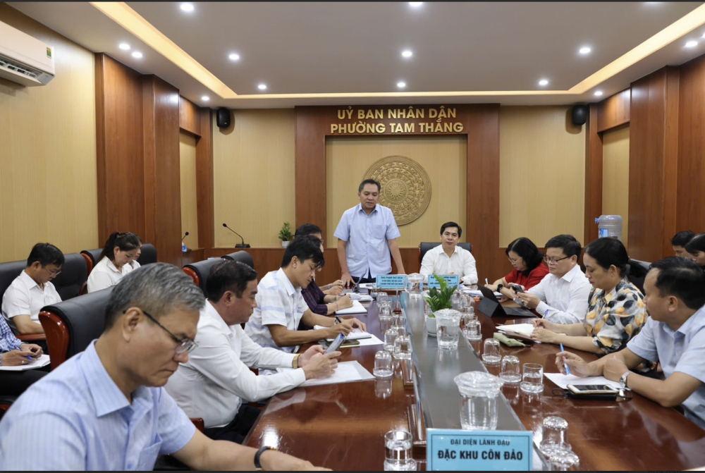 Chiều cùng ngày, đoàn tham dự hội nghị trao đổi, thảo luận phương án triển khai lực lượng trật tự du lịch tại trụ sở UBND phường Tam Thắng. Ảnh: Sở Du lịch TPHCM.