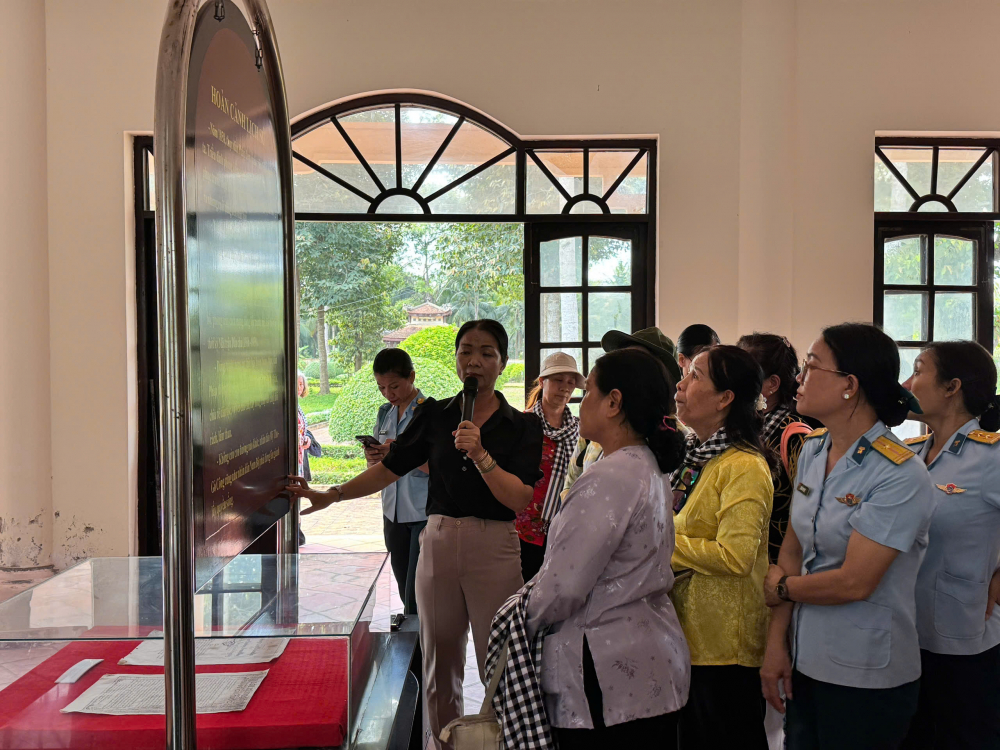 Không chỉ là chuyến đi về địa lý, hành trình còn là dịp để mỗi cán bộ, hội viên trở về với cội nguồn lịch sử, cảm nhận sâu sắc những giá trị truyền thống cao đẹp được hun đúc qua nhiều thế hệ đi trước trên vùng đất giàu truyền thống cách mạng Long Hưng.