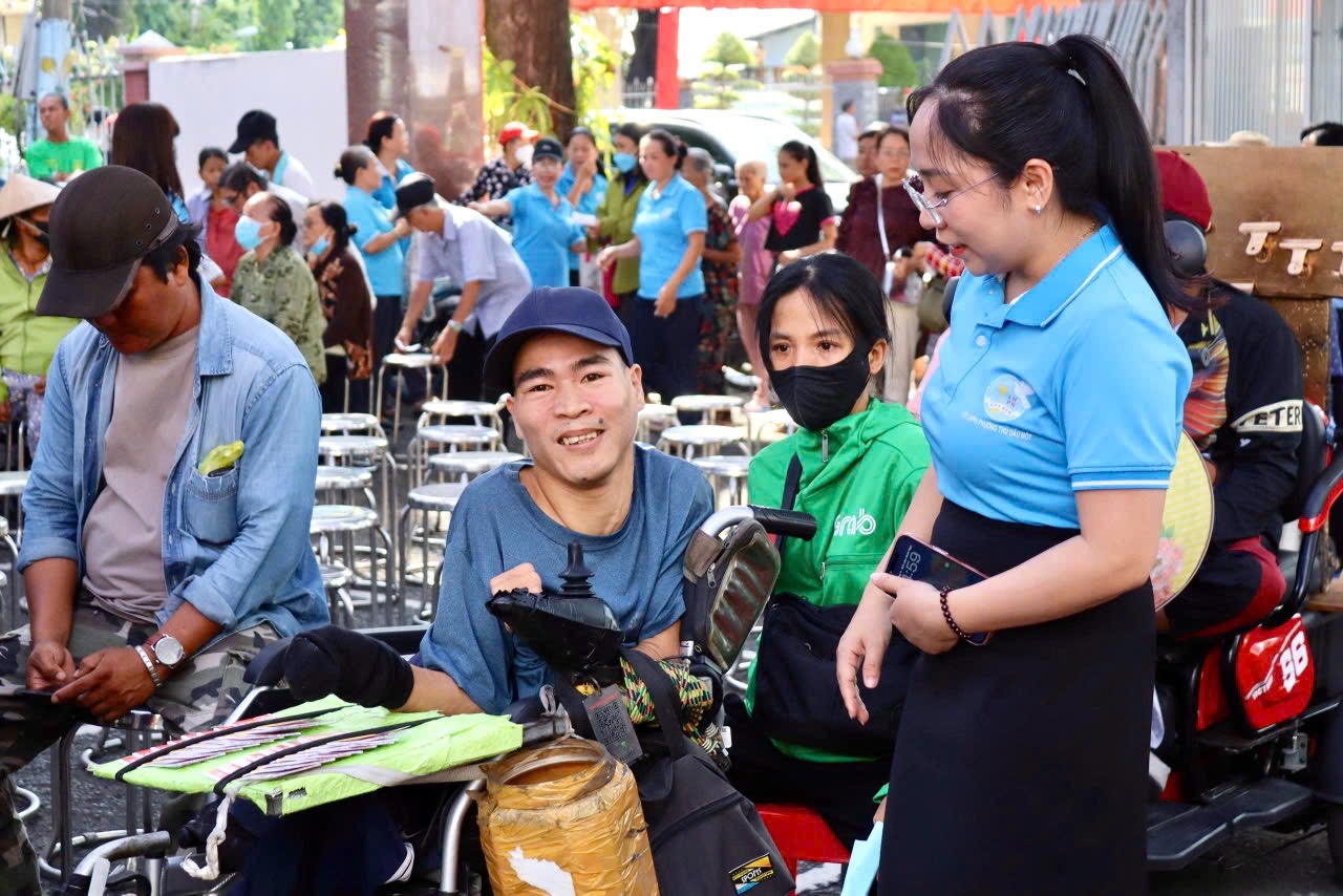 Bà Lê Thị Thúy Hà - Phó chủ tịch Ủy ban MTTQ Việt Nam phường, Chủ tịch Hội LHPN phường Thủ Dầu Một hỏi thăm, động viên các hoàn cảnh khó khăn.
