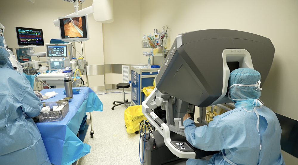 Bác sĩ Phan Văn Thái điều khiển robot bóc tách khối u cho bệnh nhân - Ảnh: FV