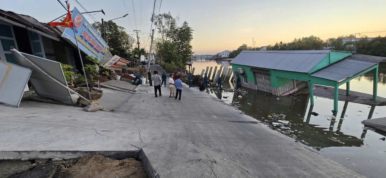 Hiện trường vụ sạt lở ở Đầm Dơi gây thiệt hại hơn 3 tỉ đồng. Ảnh Thành Quốc