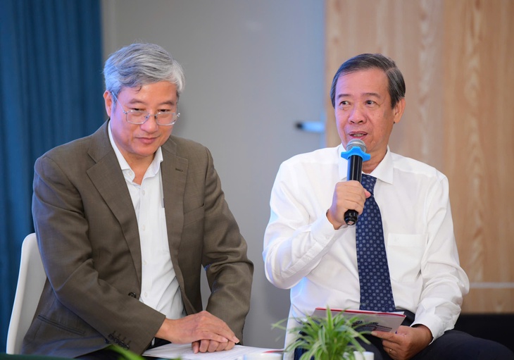 Phó giám đốc Sở Y tế TPHCM Nguyễn Văn Vĩnh Châu (bìa phải) chia sẻ tại chương trình, ảnh Quang Định