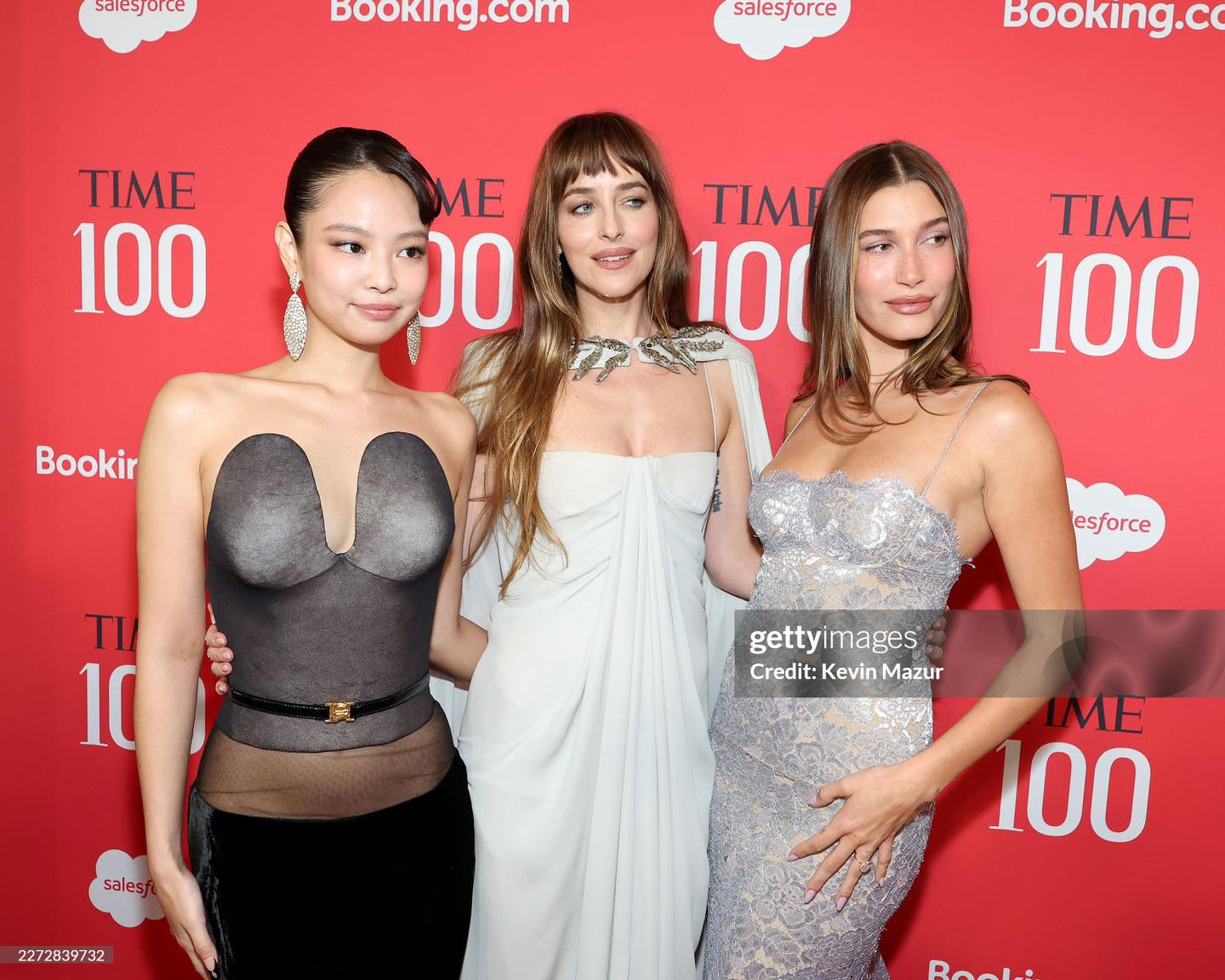 Jennie đọ dáng cùng Hailey Bieber và Dakota Johnson tại sự kiện, mỗi người một phong cách nhưng khi đứng chung khung hình đều toát lên vẻ cuốn hút khó cưỡng.