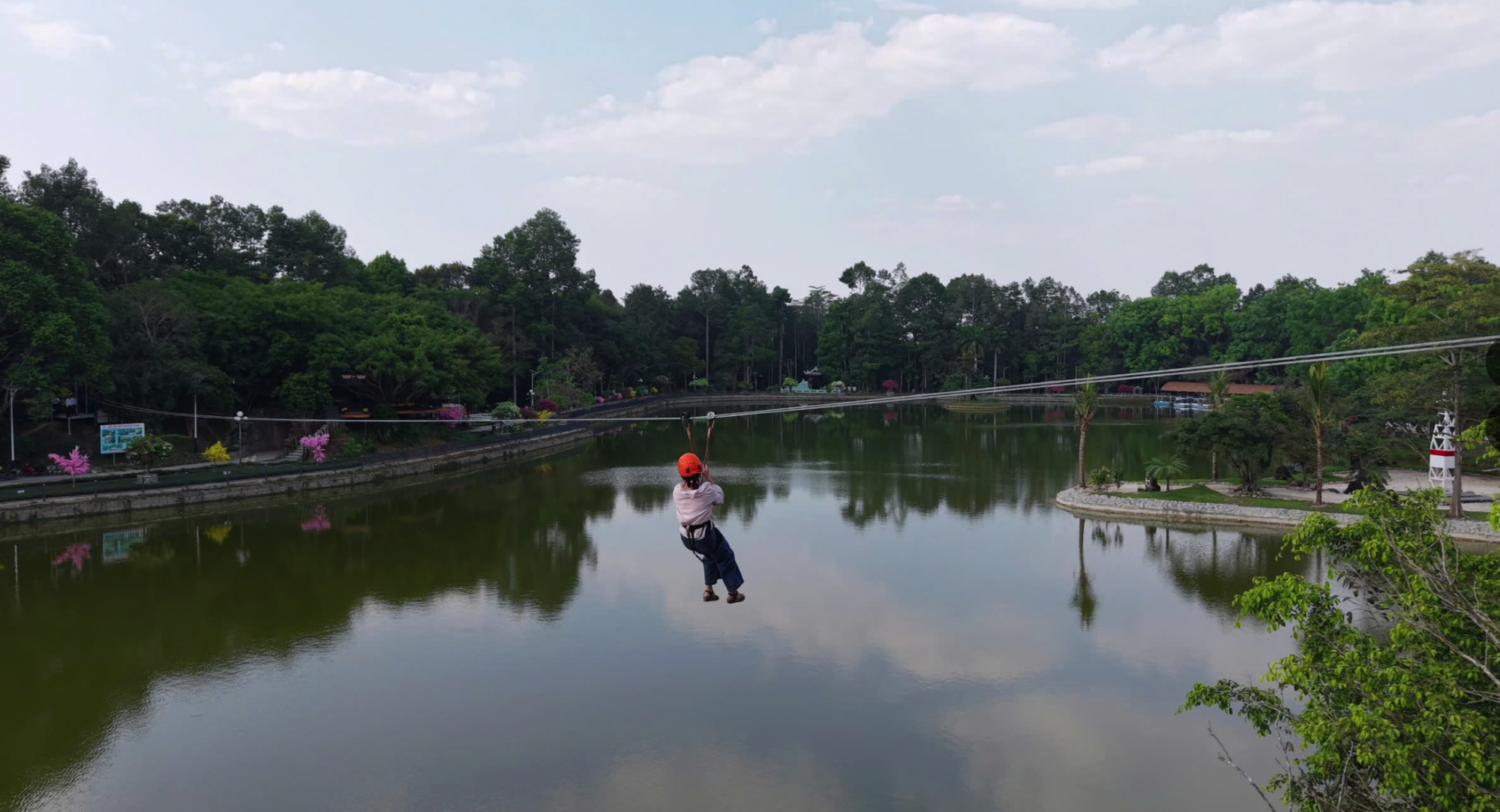 Zipline qua hồ - Ảnh: Địa đạo Củ Chi