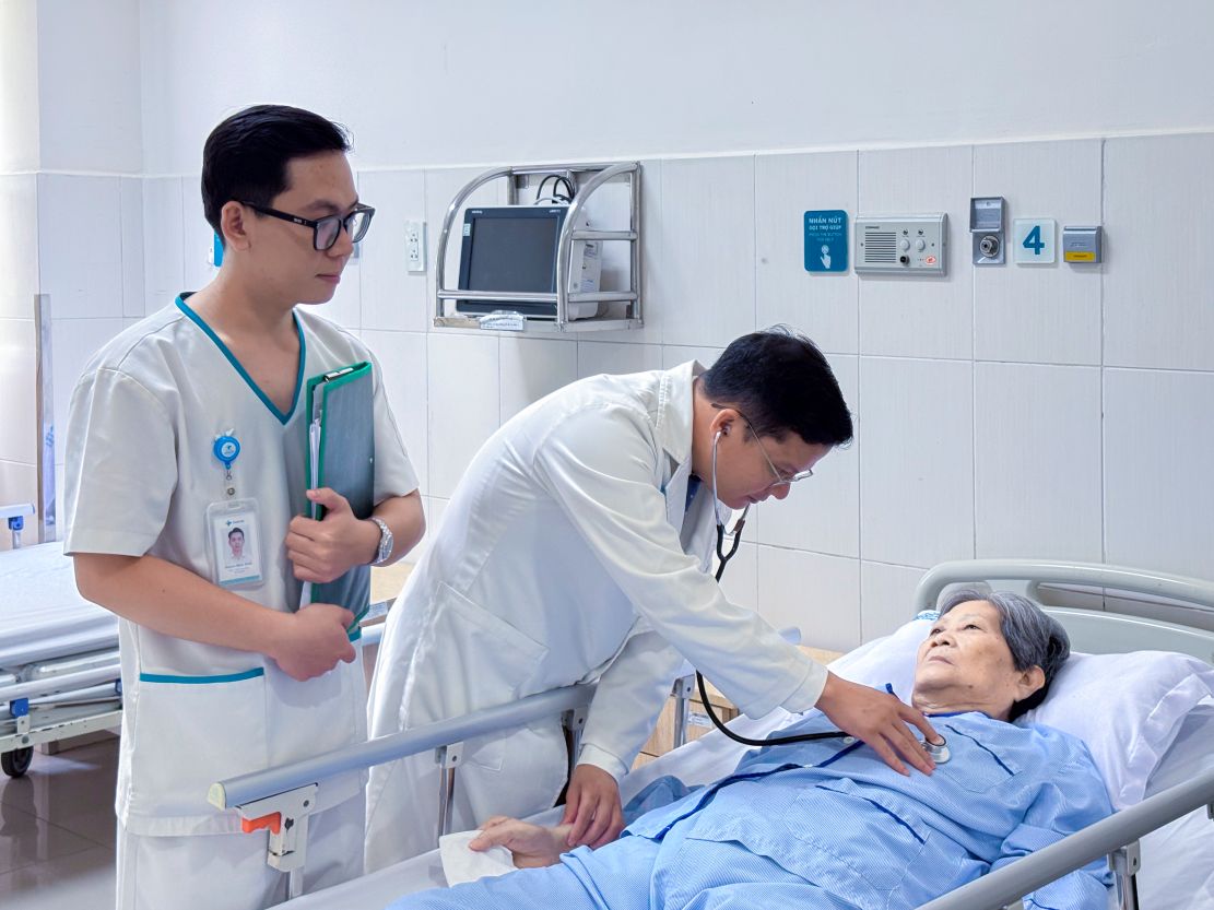 Các bác sĩ chăm sóc cho bệnh nhân... Ảnh: CTV