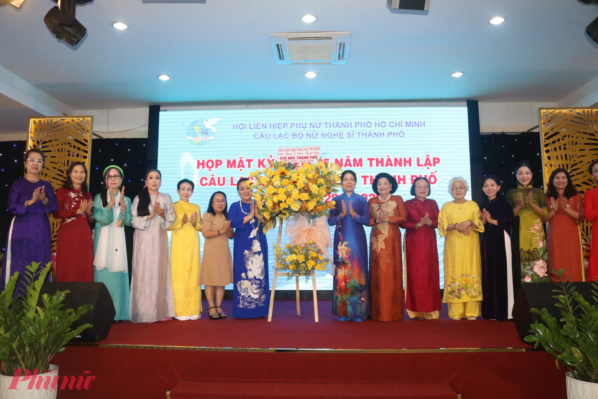 Hội LHPN TPHCM tặng hoa chúc mừng sinh nhật CLB Nữ nghệ sĩ - Ảnh: Mẫn Nhi