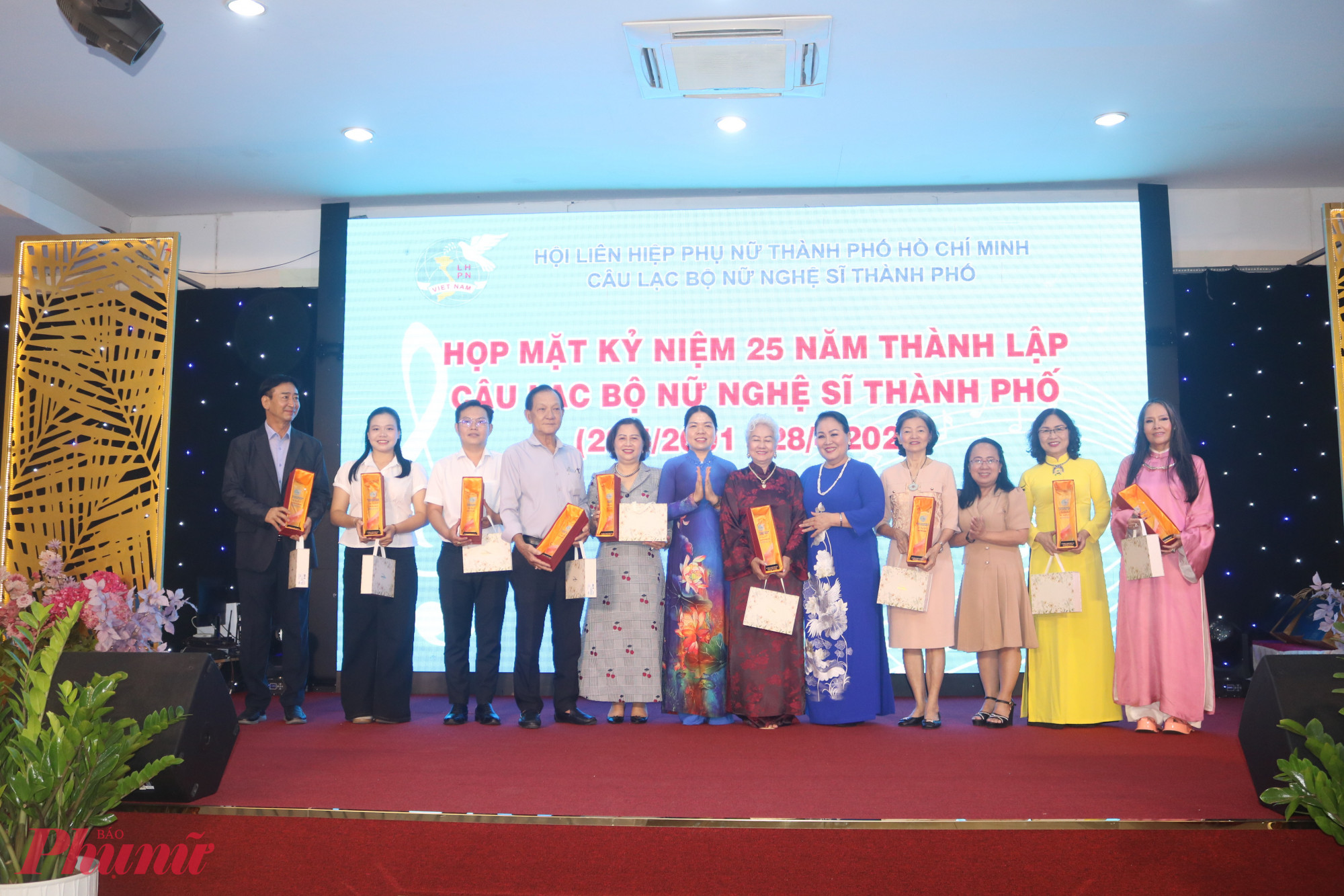 CLB Nữ nghệ sĩ trao quà tri ân các đơn vị đồng hành - Ảnh: Mẫn Nhi