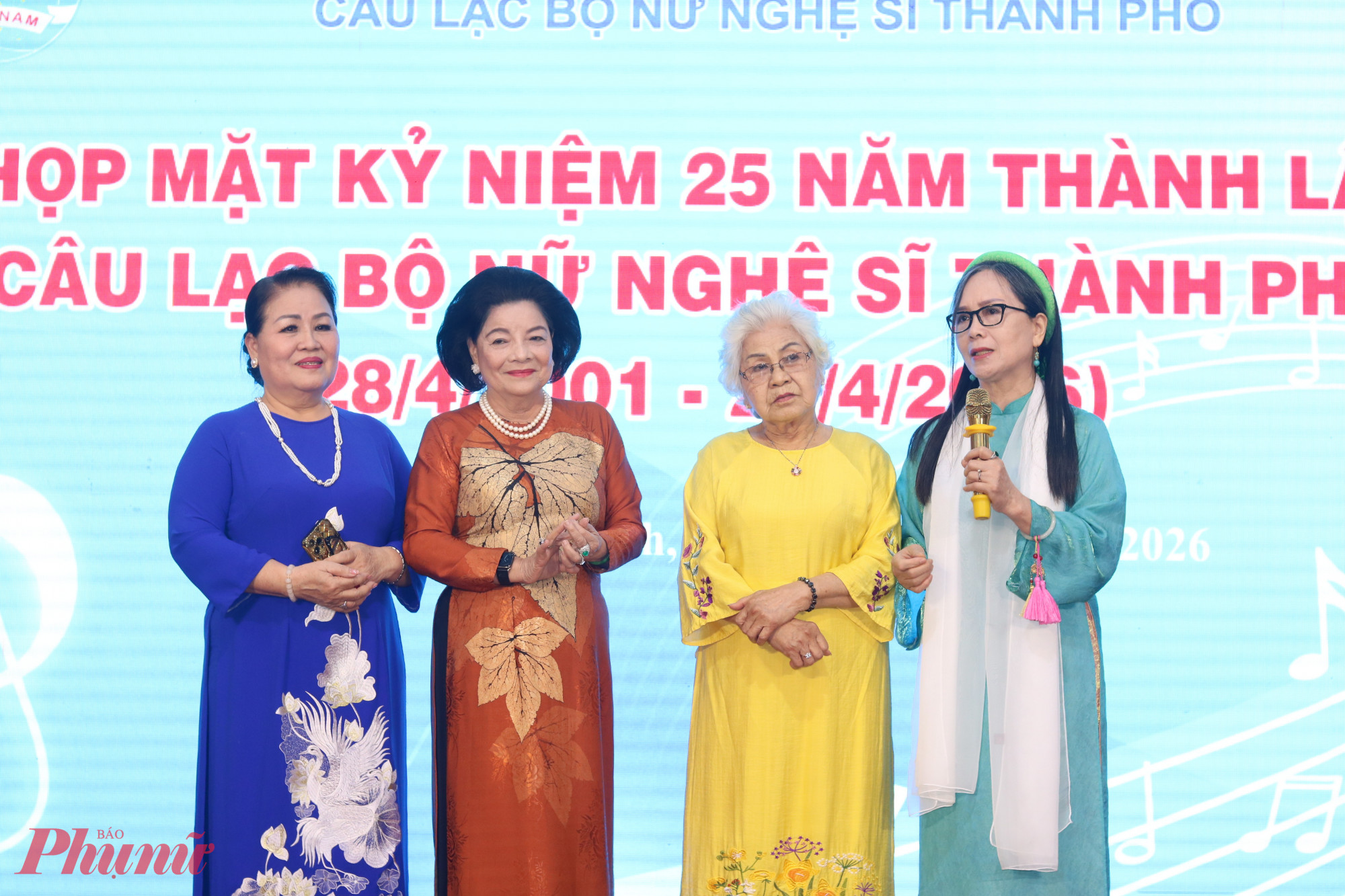 Bà Nguyễn Thị Khánh Tâm – nguyên Phó chủ tịch Hội LHPN TPHCM, nguyên Tổng biên tập Báo Phụ nữ TPHCM (bìa phải) – là 1 trong 5 thành viên sáng lập CLB Nữ nghệ sĩ. Bà cùng các nữ nghệ sĩ chia sẻ những câu chuyện xúc động, những kỷ niệm khó quân trong hành trình 25 năm đồng cam cộng khổ cùng CLB - Ảnh: Mẫn Nhi