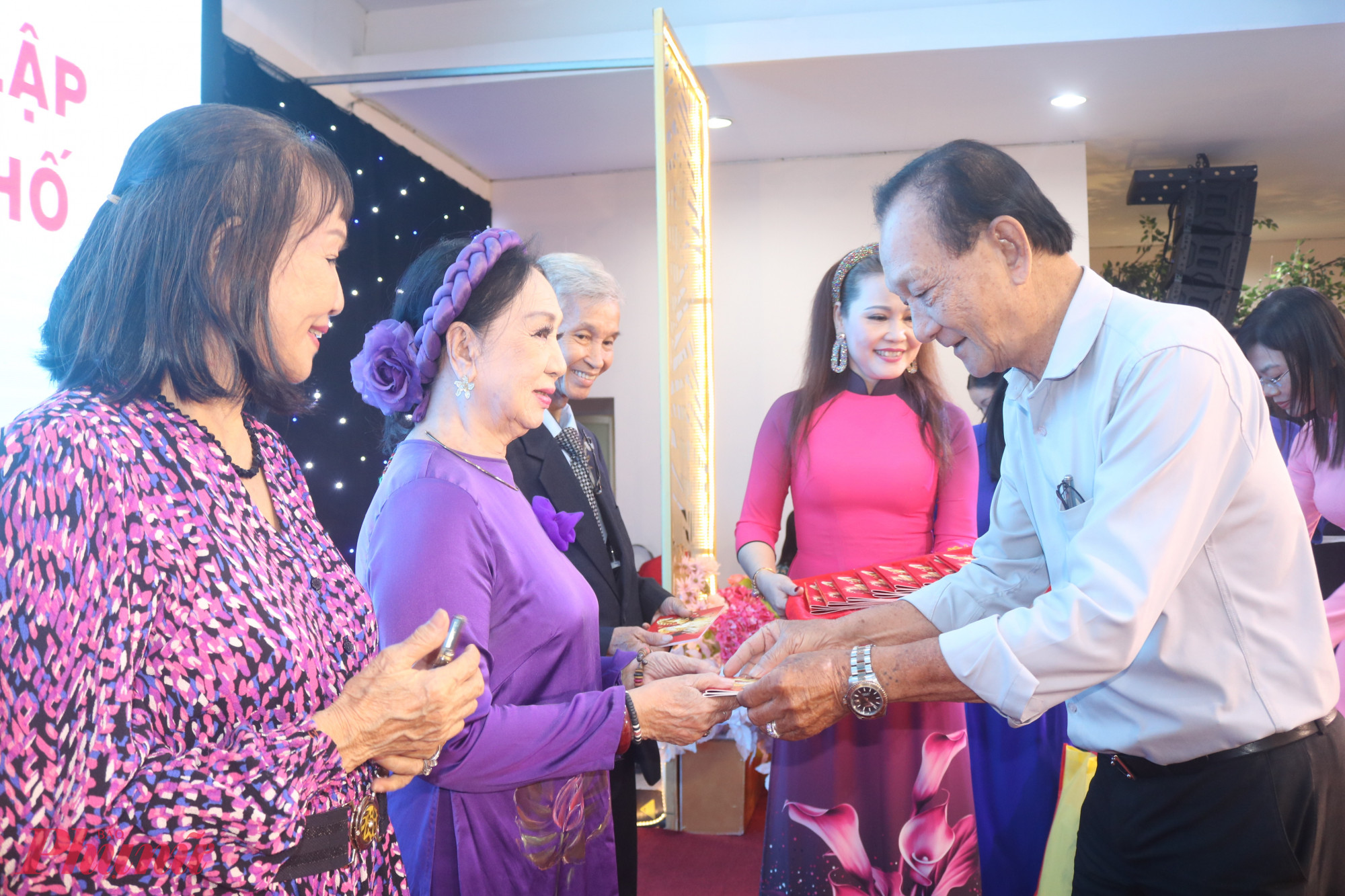 Ông Hồ Văn Khánh - Quản lý Công ty TNHH vàng bạc đá quý Kim Lý – đại diện đơn vị tài trợ trao quà tiếp sức 10 nghệ sĩ có hoàn cảnh khó khăn - Ảnh: Mẫn Nhi