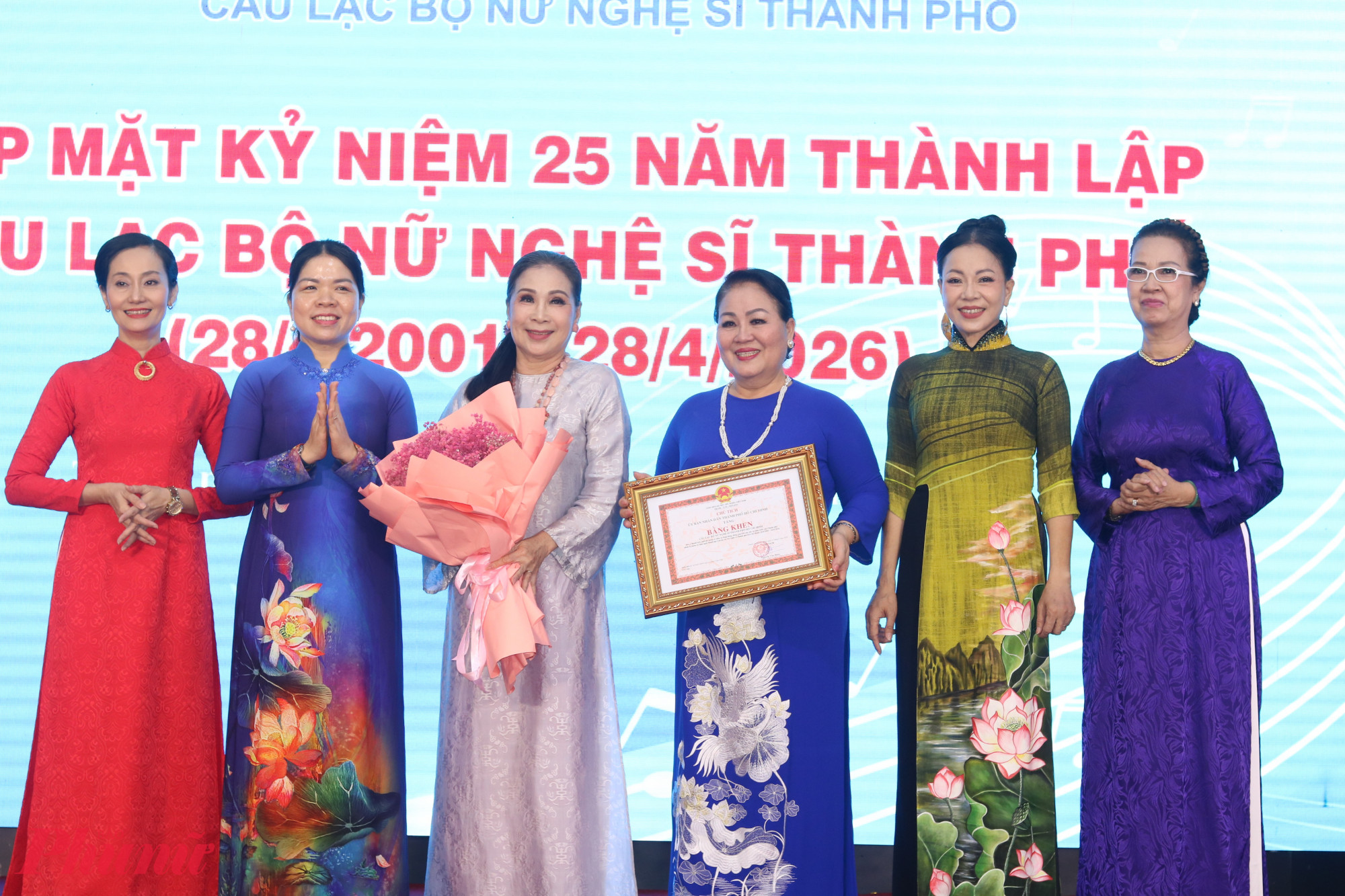 Bà Nguyễn Thị Ngọc Xuân – Thành ủy viên, Chủ tịch Hội LHPN TPHCM (thứ 2, từ trái qua) – trao bằng khen của UBND TPHCM cho tập thể CLB Nữ nghệ sĩ - Ảnh: Mẫn Nhi 