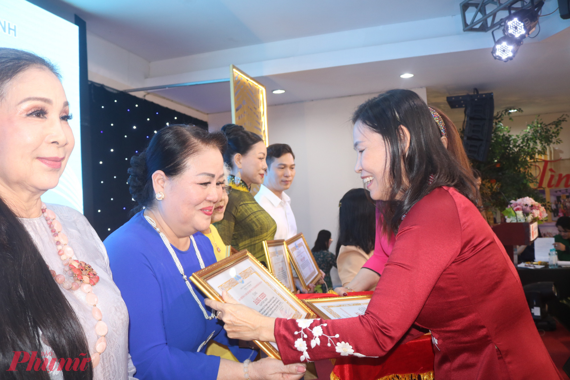 Nhằm động viên, khích lệ hội viên nữ nghệ sĩ đã có nhiều đóng góp tích cực, bền bỉ vào hoạt động CLB suốt 25 năm qua, Hội LHPN TPHCM tặng bằng khen cho 10 hội viên xuất sắc và giấy khen cho 17 hội viên tiêu biểu của CLB. Trong ảnh là bà Lê Thị Kim Thu – Phó chủ tịch Hội LHPN TPHCM – trao bằng khen đến các cá nhân - Ảnh: Mẫn Nhi