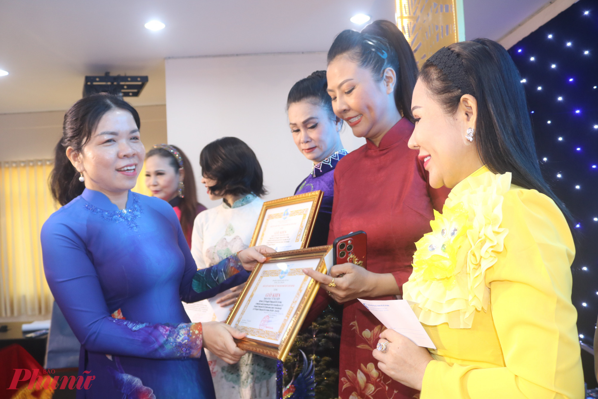 Bà Nguyễn Thị Ngọc Xuân – Thành ủy viên, Chủ tịch Hội LHPN TPHCM – trao giấy khen đến các hội viên tiêu biểu của CLB - Ảnh: Mẫn Nhi