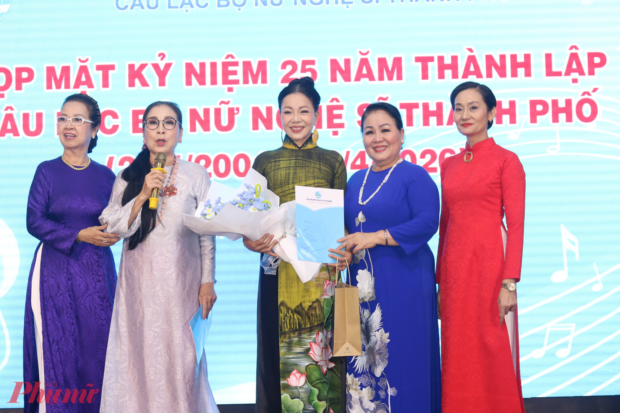 NSƯT Ánh Tuyết (giữa) nhận quyết định bổ nhiệm giữ chức Phó chủ nhiệm thường trực CLB Nữ nghệ sĩ TPHCM - Ảnh: Mẫn Nhi