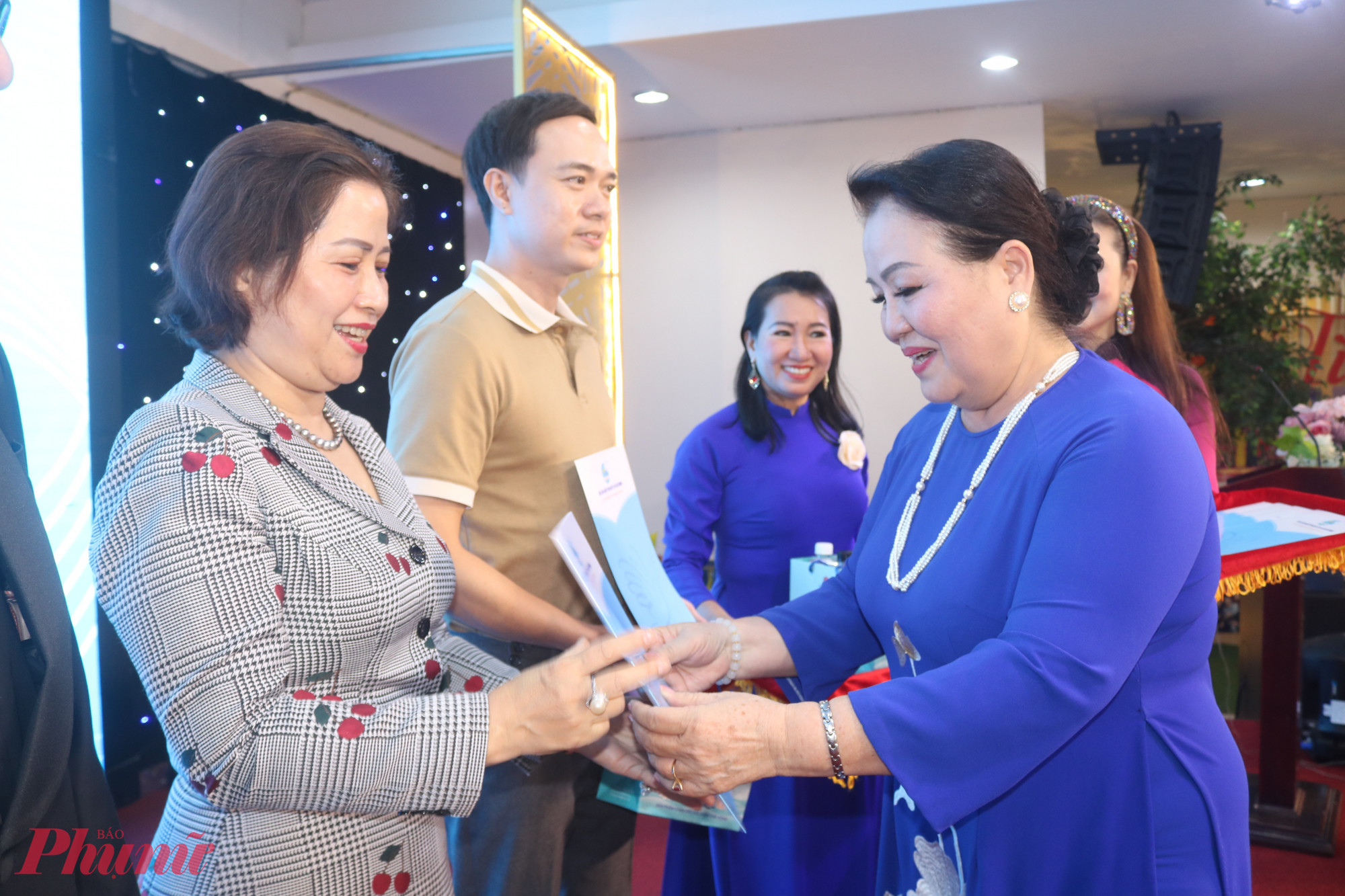 NSƯT Quỳnh Liên trao quyết định công nhận hội viên danh dự của CLB cho các cá nhân - Ảnh: Mẫn Nhi