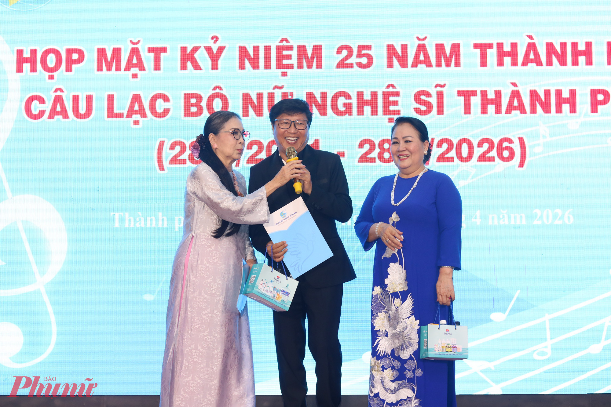 Nhà thiết kế Sĩ Hoàng là 1 trong 7 hội viên danh dự mới của CLB Nữ nghệ sĩ TPHCM - Ảnh: Mẫn Nhi