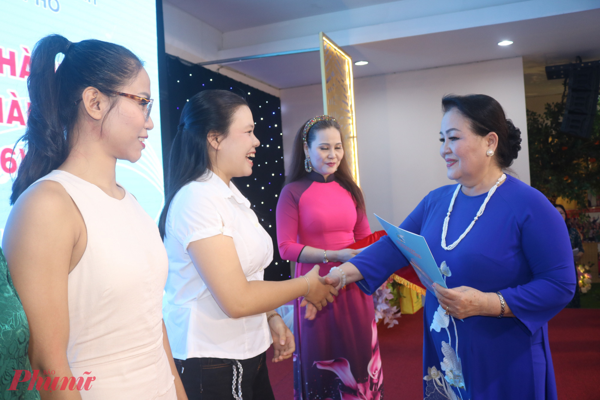 NSƯT Quỳnh Liên trao quyết định kết nạp hội viên mới của CLB - Ảnh: Mẫn Nhi